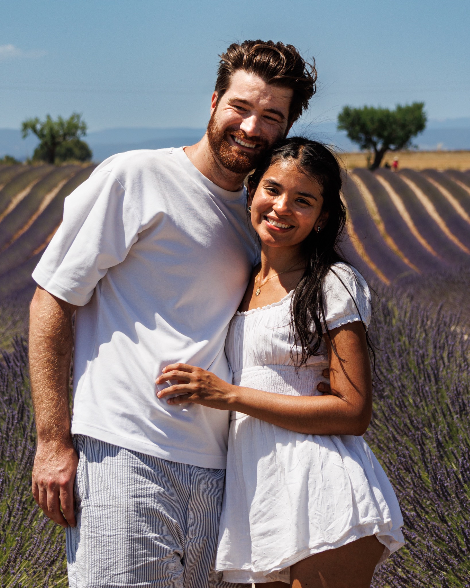 Couple photographié dans un champ de lavande