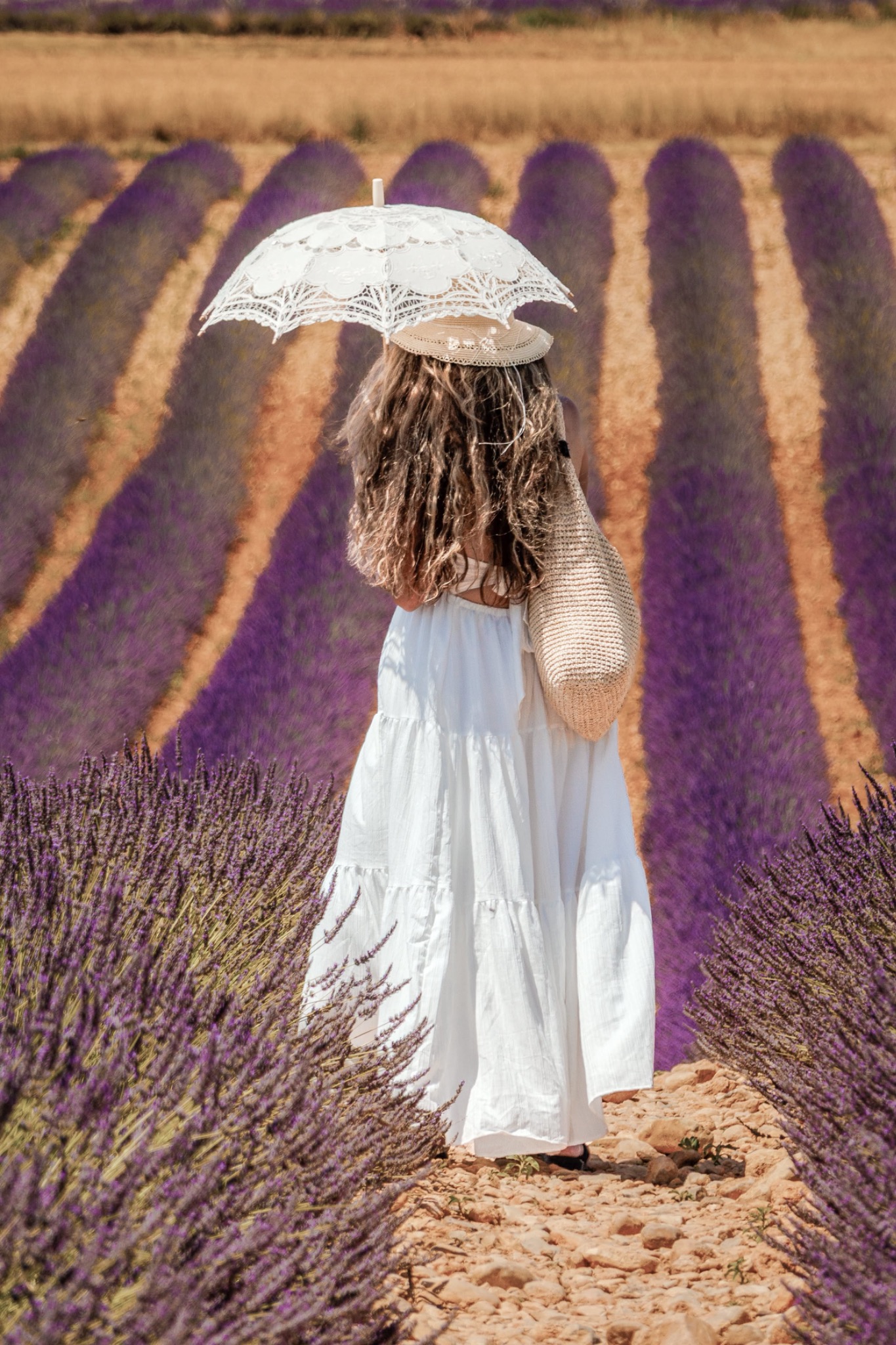 Portrait en extérieur au milieu d'un paysage de lavande